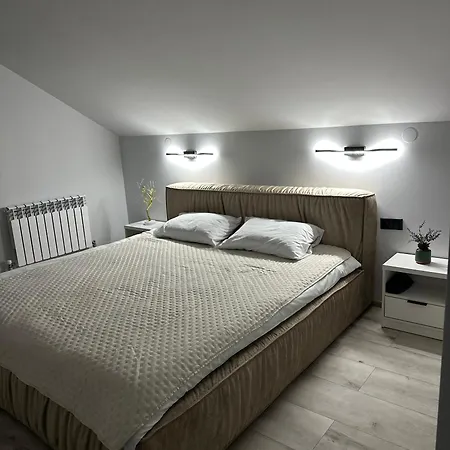 Grey House * Slavske
